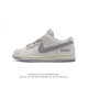 真标supreme X Nike Dunk Low 运动滑板鞋，此款主张打破传统的工业化流水线设计限制，以made By Ideas的超级创意为理念，集结众多潮