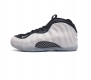 耐克nike Air Foamposite One 时尚运动鞋潮篮球鞋 是一双内场的后卫战靴 97年1月份首期发行 使用foamposite一次成型的喷塑鞋面