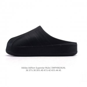 阿迪达斯 Adidas Originals Adifom Superstar 木屐鞋 鸭鸭鞋 潮男女运动板鞋 包头 拖鞋 凉鞋。鞋子由 50% 的天然和可再生材