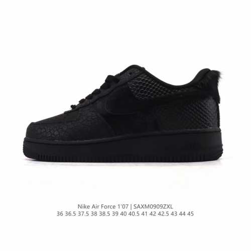 耐克 Nike Air Force 1 '07 Low 空军一号含气垫 小白鞋 低帮百搭厚底增高休闲运动板鞋。柔软、弹性十足的缓震性能和出色的中底设计，横跨复古