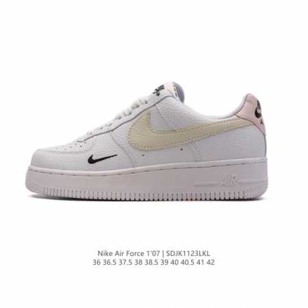 耐克 Nike Air Force 1 '07 Low 空军一号含气垫 小白鞋 低帮百搭厚底增高休闲运动板鞋。柔软、弹性十足的缓震性能和出色的中底设计，横跨复古 - 点击图像关闭