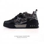 公司级 Lv Skate Sneaker 路易威登 男士闪亮钻石鞋面运动板鞋 2025年新款 秋冬秀场初次亮相，此次以粒面牛皮革焕新呈现。加垫鞋领和鞋舌援引滑板