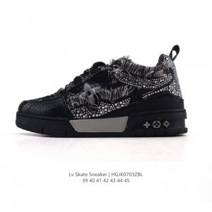 公司级 Lv Skate Sneaker 路易威登 男士闪亮钻石鞋面运动板鞋 2025年新款 秋冬秀场初次亮相，此次以粒面牛皮革焕新呈现。加垫鞋领和鞋舌援引滑板