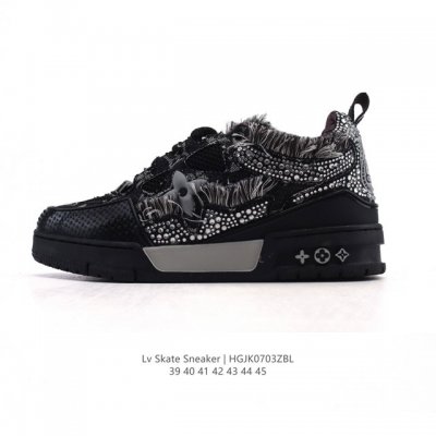 公司级 Lv Skate Sneaker 路易威登 男士闪亮钻石鞋面运动板鞋 2025年新款 秋冬秀场初次亮相，此次以粒面牛皮革焕新呈现。加垫鞋领和鞋舌援引滑板
