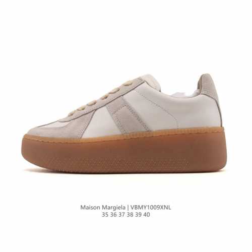 公司级 Maison Martin Margiela 马丁 马吉拉 德训休闲板鞋。牛皮革柔软细腻的特点与麋鹿皮的绒毛质感相结合，使其既有超高的柔软舒适度，又同时