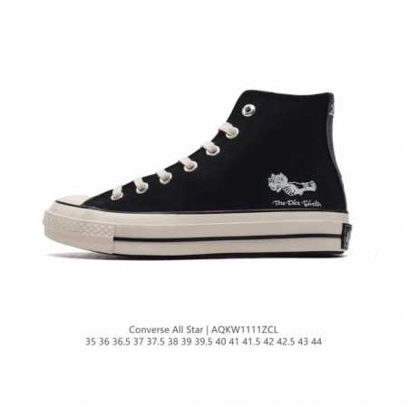 匡威 高帮鸳鸯拼色撞色 黑白配色拼蓝 Converse 全新张艺兴同款撞色系，Converse 经典的 Chuck 70 为蓝本，涵盖高帮和低帮两种鞋型。饰以简 - 点击图像关闭