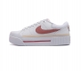Nike 耐克 Court Legacy Lift 女士运动鞋 运动厚底小白鞋 复古休闲鞋 上部和合成的 Strati 重叠,增加纹理 深度和透气性 刺绣细节与