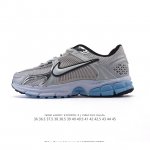 nike 耐克新款 Zoom Vomero 5 运动鞋休闲训练跑步鞋。Nike Zoom Vomero 5 男女子运动鞋妥帖包覆足部，提供透气支撑效果。耐穿材料