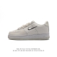 耐克 Nike Air Force 1 '07 Low 空军一号含气垫 低帮百搭厚底增高休闲运动板鞋。柔软、弹性十足的缓震性能和出色的中底设计，横跨复古与现代的