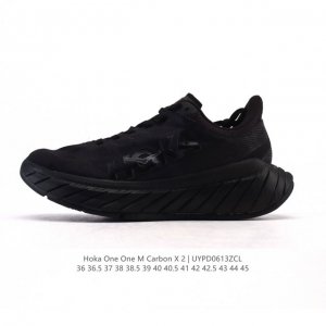 新品 Hoka Carbon X2公路跑步鞋卡奔X2竞速碳板减震网面跑鞋男女运动鞋 厚底增高老爹鞋。整体像一艘弯弯的小船，前“凸”后“翘”，踩上去有没有要滚动的