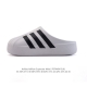 阿迪达斯 Adidas Originals Adifom Superstar 木屐鞋 鸭鸭鞋 潮男女运动板鞋 包头 拖鞋 凉鞋。鞋子由 50% 的天然和可再生材