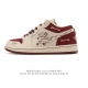公司级 耐克 乔丹Air Jordan 1 Low Aj1 乔1 乔丹1代Aj1 低帮复古文化休闲运动篮球鞋。该鞋款从 1985 年元年款汲取设计灵感，焕新演绎