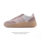 公司级 阿迪达斯 Adidas Barreda 考拉派对 复古休闲 清新 舒适百搭 德训鞋 T字头 防滑耐磨 低帮 板鞋 女款运动鞋。鞋头加宽设计提升了穿着舒适