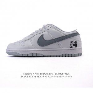 耐克 Nike Dunk Low Retro 运动鞋复古板鞋，作为 80 年代经典篮球鞋款，起初专为硬木球场打造，后来成为席卷街头的时尚标杆，现以经典细节和复古
