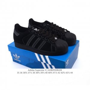 阿迪达斯 Adidas Superstar 2025年新款鞋子 蛇年新款经典贝壳头系列 新款休闲板鞋潮流男女士运动鞋 。鞋面柔软皮革拼接材质 标志性的贝壳鞋头，