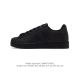阿迪达斯 ADIDAS SUPERSTAR 三叶草经典贝壳头系列 新款休闲板鞋潮流男女士运动鞋 。鞋面柔软皮革材质 标志性的贝壳鞋头，锯齿三条纹，简约的线条。就