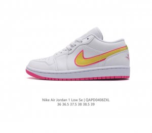 耐克 Nike Air Force 1 '07 Low 空军一号含气垫 低帮百搭厚底增高休闲运动板鞋。柔软、弹性十足的缓震性能和出色的中底设计，横跨复古与现代的