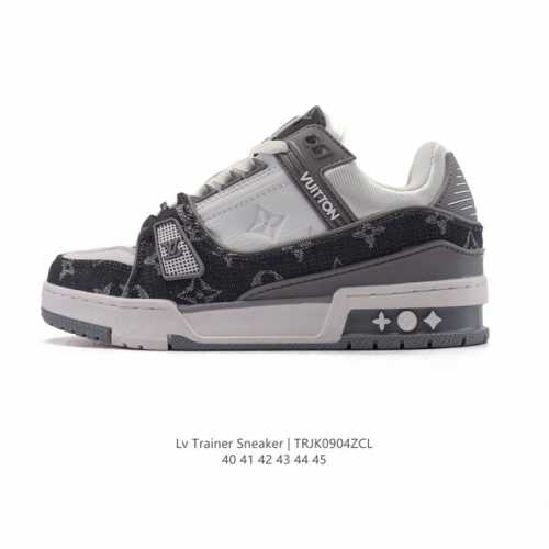 Lv Skate Sneaker 路易威登 2025年新款运动板鞋 蛇年限定 春夏秀场初次亮相，此次以粒面牛皮革焕新呈现。加垫鞋领和鞋舌援引滑板鞋设计，科技鞋带