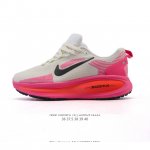 真标 耐克 Nike Vomero 18 厚底增高老爹运动跑步鞋。全新 Vomero 提供比以往更多的緩衝效能以及該系列有史以來最高的鞋底高度，結合 Nike