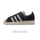 阿迪达斯 新款 Adidas Superstar 三叶草 经典贝壳头系列 新款休闲板鞋潮流男女士运动鞋 。鞋面柔软皮革材质 标志性的贝壳鞋头，锯齿三条纹，简约的