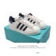 阿迪达斯 Adidas Superstar 三叶草经典贝壳头系列 新款休闲板鞋潮流男女士运动鞋 。鞋面柔软皮革材质 标志性的贝壳鞋头，锯齿三条纹，简约的线条。就
