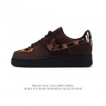 耐克 Nike Air Force 1 '07 Low 空军一号含气垫 低帮百搭厚底增高休闲运动板鞋。柔软、弹性十足的缓震性能和出色的中底设计，横跨复古与现代的