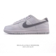 耐克 Nike Dunk Low Retro 运动鞋复古板鞋。作为 80 年代经典篮球鞋款，起初专为硬木球场打造，后来成为席卷街头的时尚标杆，现以经典细节和复古