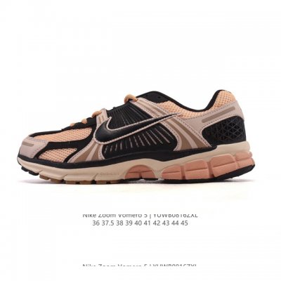 Nike 耐克夏季 Zoom Vomero 5 运动鞋休闲训练跑步鞋。Nike Zoom Vomero 5 男女子运动鞋妥帖包覆足部，提供透气支撑效果。耐穿材料