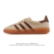 阿迪达斯 Adidas Originals Gazelle Indoor复古三叶草防滑透明橡胶板鞋经典运动鞋。这款经典鞋,忠于原版设计,缀撞色三条纹和鞋跟饰片。