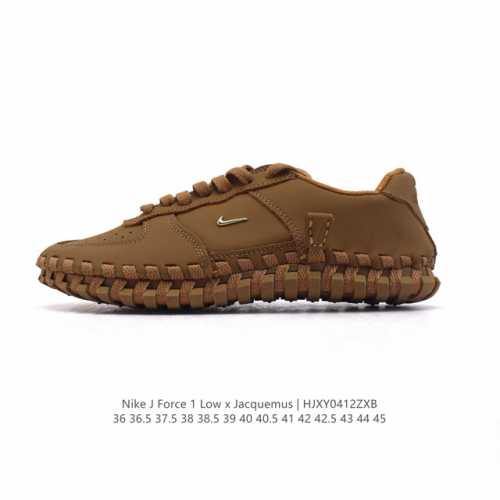 Nike 耐克J Force 1 Low X Jacquemus 联名款运动休闲板鞋，本月 最怪 Nike 联名 登场！此次联名中推出了全新配色，并且均以纯色造