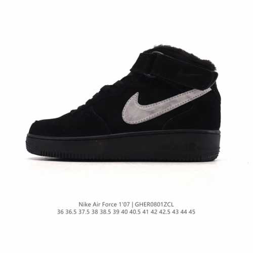 耐克 Nike Air Force 1 '07 空军一号含气垫 小白鞋 秋冬新款 加绒加厚 中帮魔术贴 百搭厚底增高休闲运动板鞋。柔软、弹性十足的缓震性能和出色