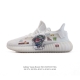 230 【公司级】Adidas 阿迪达斯 Yeezy Boost 350 V2 椰子 巴斯夫 休闲透气缓震舒适 百搭轻便中底慢跑鞋 椰子鞋经典运动鞋中性跑鞋，是