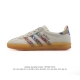 阿迪达斯 Adidas Originals Gazelle Indoor 复古三叶草防滑透明橡胶板鞋经典运动鞋。这款经典鞋,忠于原版设计,缀撞色三条纹和鞋跟饰片