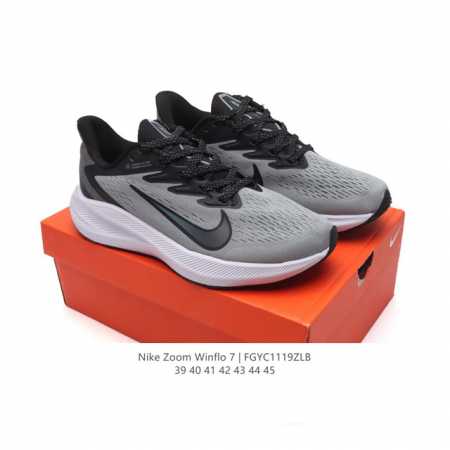 耐克 Nike Zoom Winflo 7 登月7代 气垫跑鞋透气缓震疾速跑鞋。采用透气网眼鞋面搭配外翻式鞋口，为脚跟区域营造出色舒适度，而在鞋底部分，搭载全掌 - 点击图像关闭