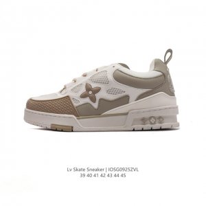 公司级 Lv Skate Sneaker 路易威登 男士运动板鞋于 2024 秋冬秀场初次亮相，此次以粒面牛皮革焕新呈现。加垫鞋领和鞋舌援引滑板鞋设计，科技鞋带