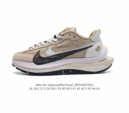耐克 Sacai X Nike Vaporwaffle 华夫三代3.0 走秀重磅联名 鞋款由pegasus与vaporfly两款鞋型的设计元素共同构建，鞋身材质 - 点击图像关闭