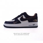耐克 Nike Air Force 1 '07 Low 空军一号含气垫 低帮百搭厚底增高 小白鞋 休闲运动板鞋。柔软、弹性十足的缓震性能和出色的中底设计，横跨复