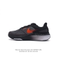 公司级nike Air Zoom Structure 25 轻量跑鞋。鞋面采用透气工程网眼材质制作。鞋身整体轻盈舒适透气,鞋子颜色以白灰色为主色调！耐克logo