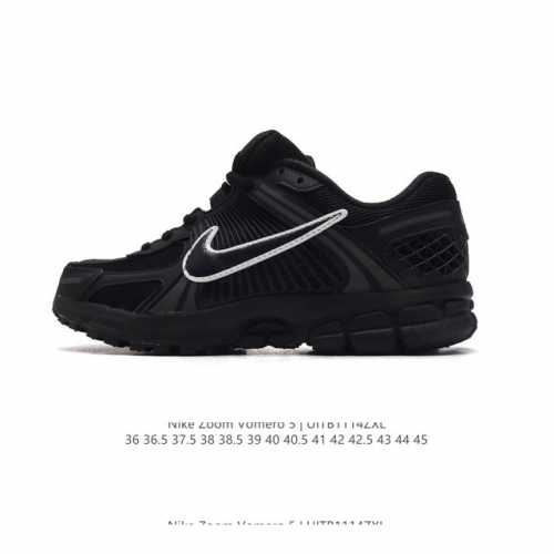 Nike 耐克夏季 Zoom Vomero 5 运动鞋休闲训练跑步鞋。Nike Zoom Vomero 5 男女子运动鞋妥帖包覆足部，提供透气支撑效果。耐穿材料