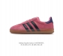 阿迪达斯 Adidas Originals Gazelle Indoor 复古三叶草防滑透明橡胶板鞋经典运动鞋 这款经典鞋,忠于原版设计,缀撞色三条纹和鞋跟饰片