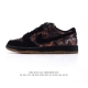 180 耐克 男女鞋 Nike Dunk Low 运动鞋复古板鞋，尽情迈步，彰显个性风采。采用柔软皮革鞋面，经久耐穿，塑就如元年款 Dunk 般的复古质感。全掌