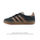 阿迪达斯 Adidas Originals Gazelle Indoor复古三叶草防滑透明橡胶板鞋经典运动鞋。这款经典鞋,忠于原版设计,缀撞色三条纹和鞋跟饰片。