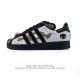 阿迪达斯 Adidas Superstar 三叶草经典贝壳头系列 新款休闲板鞋潮流男女士运动鞋。鞋面柔软皮革材质 标志性的贝壳鞋头，锯齿三条纹，简约的线条。就连