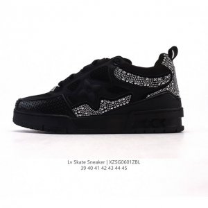 Lv Skate Sneaker 路易威登 2025年新款运动板鞋 蛇年限定 春夏秀场初次亮相，此次以粒面牛皮革焕新呈现。加垫鞋领和鞋舌援引滑板鞋设计，科技鞋带