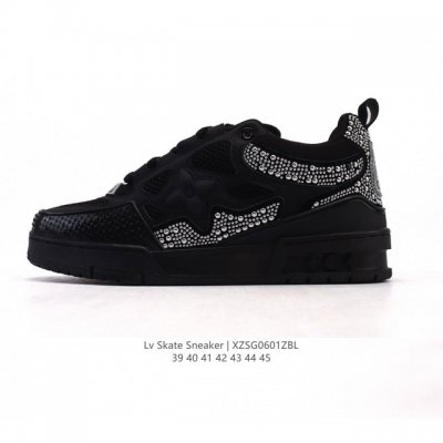 Lv Skate Sneaker 路易威登 2025年新款运动板鞋 蛇年限定 春夏秀场初次亮相，此次以粒面牛皮革焕新呈现。加垫鞋领和鞋舌援引滑板鞋设计，科技鞋带