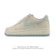 耐克 Nike Air Force 1 '07 Low 空军一号含气垫 低帮百搭厚底增高休闲运动板鞋。柔软、弹性十足的缓震性能和出色的中底设计，横跨复古与现代的
