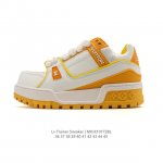 Lv Trainer Maxi 小胖丁 加垫鞋领和鞋舌援引滑板鞋设计，科技鞋带和橡胶外底完善整体。粒面牛皮革网面拼接鞋面，橡胶外底，鞋舌和鞋底 后部饰有 Lv