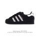 阿迪达斯 ADIDAS SUPERSTAR 三叶草经典贝壳头系列 新款休闲板鞋潮流男女士运动鞋 。鞋面柔软皮革材质 标志性的贝壳鞋头，锯齿三条纹，简约的线条。就