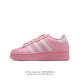 阿迪达斯 Adidas Superstar 三叶草经典贝壳头系列 新款休闲板鞋潮流女士运动鞋 。鞋面柔软皮革材质 标志性的贝壳鞋头，锯齿三条纹，简约的线条。就连