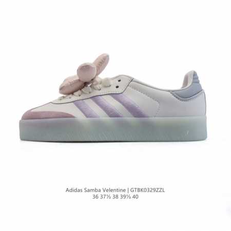 Adidas 阿迪达斯 女款运动鞋 三叶草Samba Velentine 休闲鞋 德训鞋 复古板鞋经典运动鞋。一款阿迪达斯的Samba面包鞋，该鞋具有厚实的用料 - 点击图像关闭